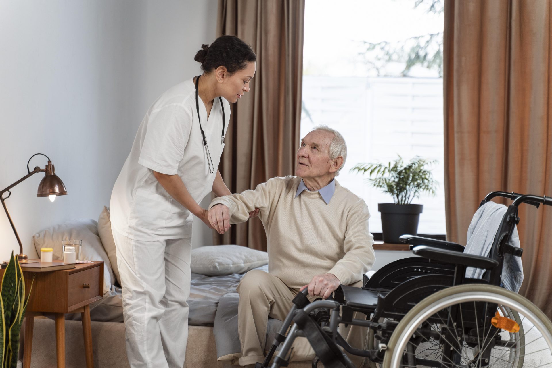Ältere Frau mit Krankenschwester