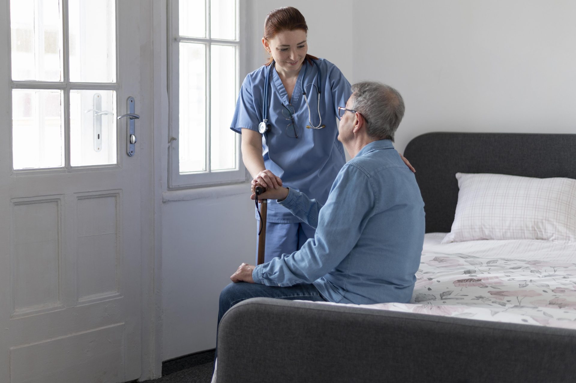 Ältere Frau mit Krankenschwester