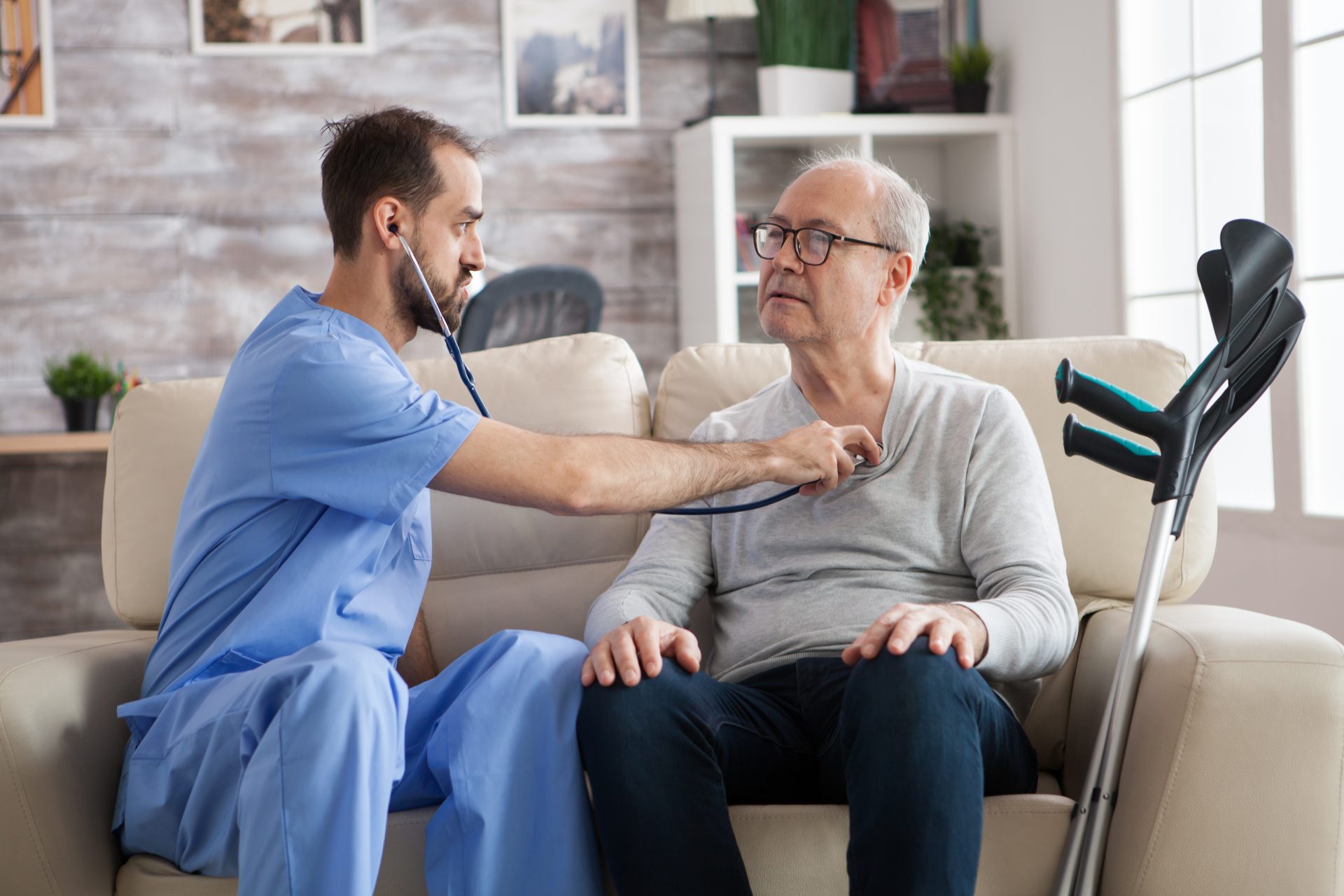 Ältere Frau mit Krankenschwester